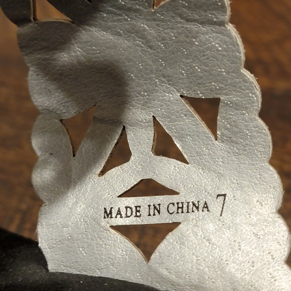 Yellow Box Silver Rhinestones Perforated‎ Flowers Flip Flops Wedge Sandals sz 7 - Picture 12 of 13